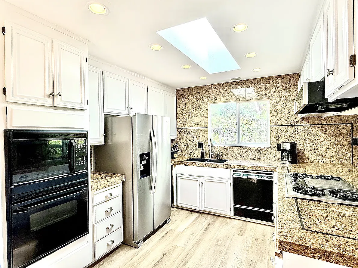 3 bed, 2250 sqft, $4,995 — Photo 3