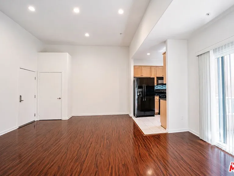 12132 Hart St #301 — Photo 5