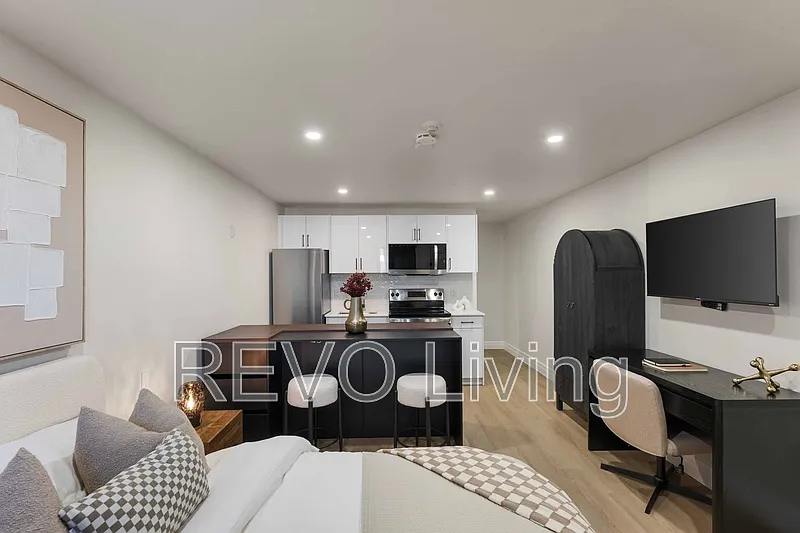 7800 Lundys Ln — Photo 3