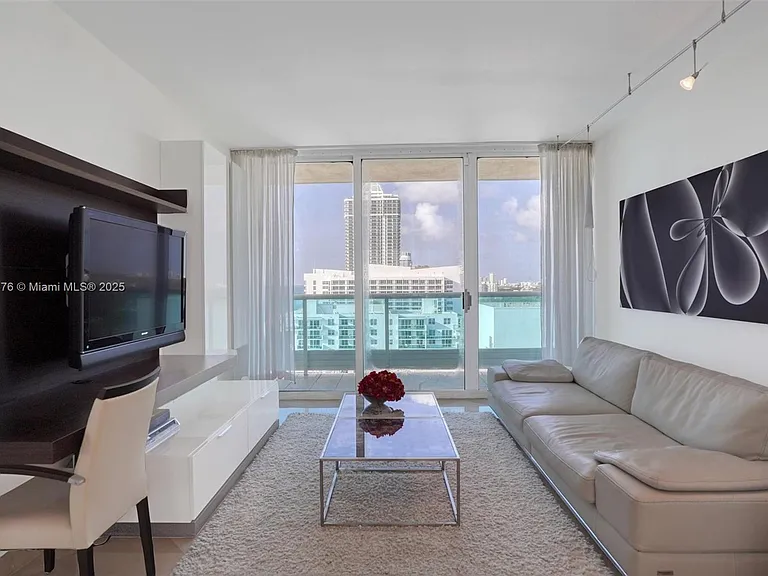 5025 Collins Ave #2107 — Photo 2