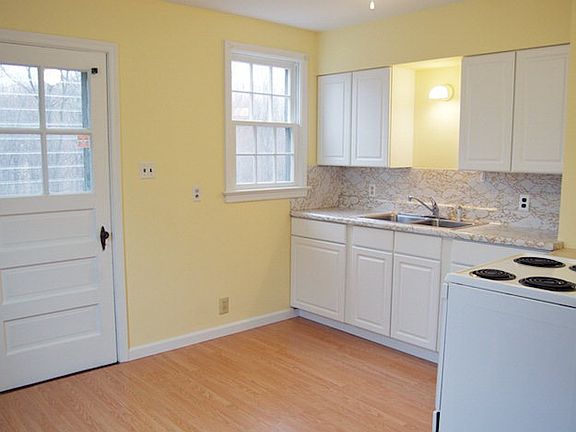 3rd image of 835 Forest Dr
