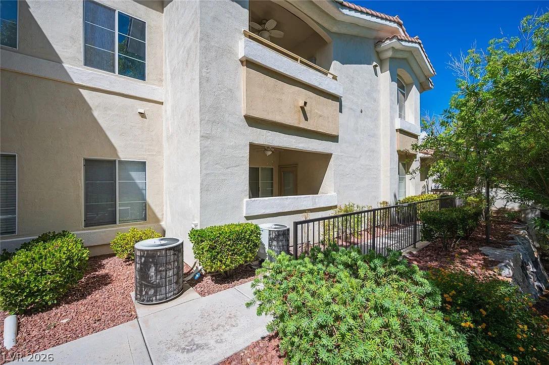 2 bed, 2.0 bath, 1208 sqft, $1,600 — Photo 1