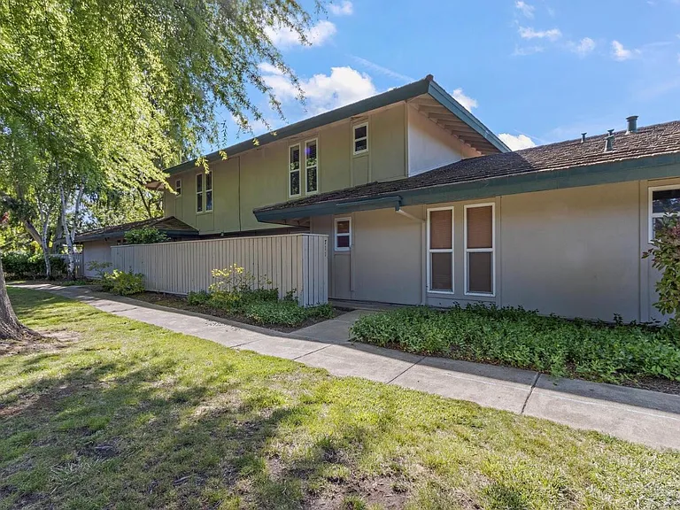 407 Roundtree Ct — Photo 1