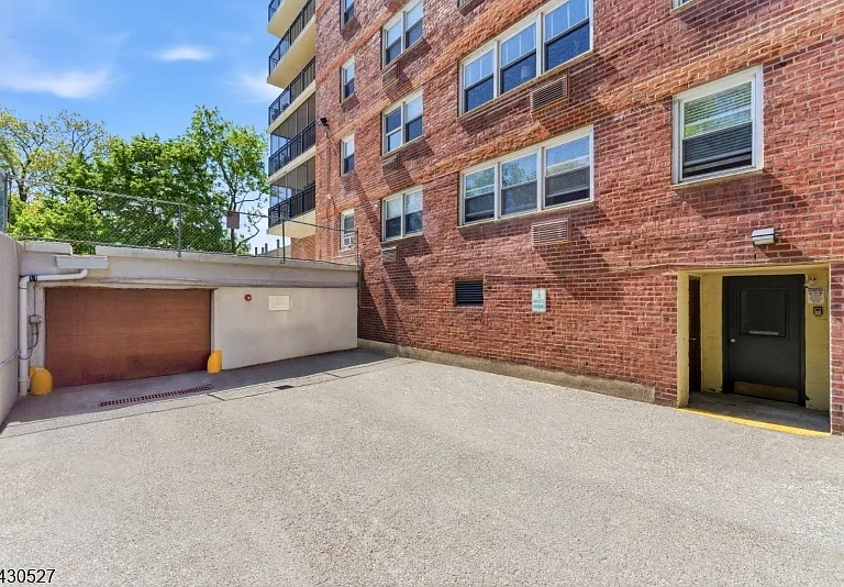415 Claremont Ave — Photo 37