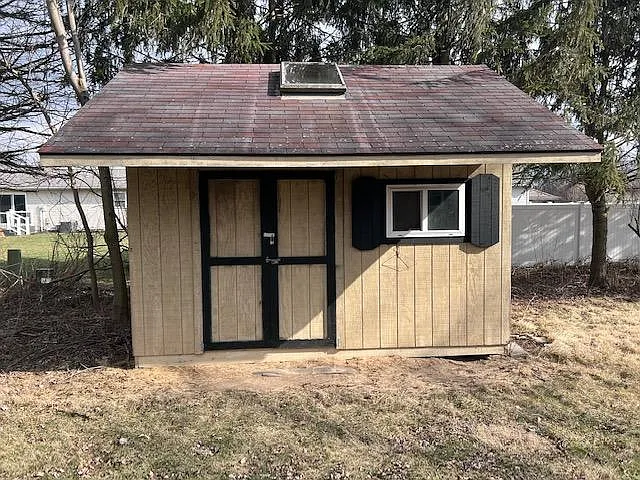 Backyard - shed and it's also fenced in