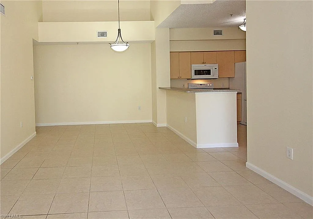 3 bed, 2.0 bath, 1239 sqft, $2,000 — Photo 4