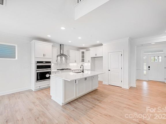 5th image of 118 S Dunlavin Way #48