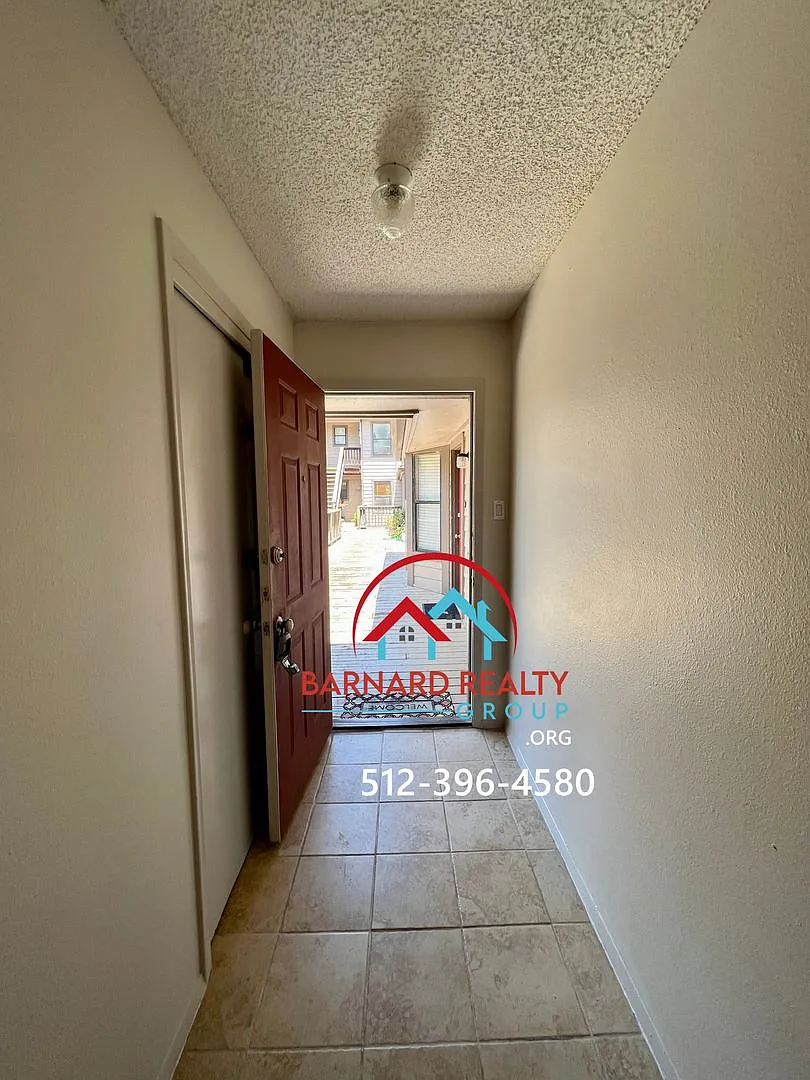 402 Fredericksburg Condos — Photo 3