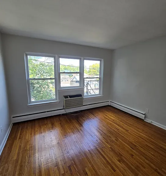 6 White Horse Ave — Photo 2