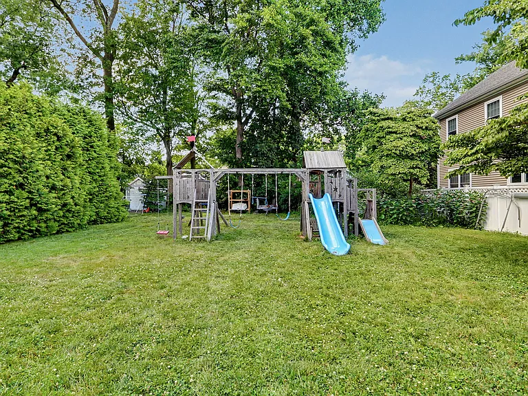 40 Oakwood Dr — Photo 16