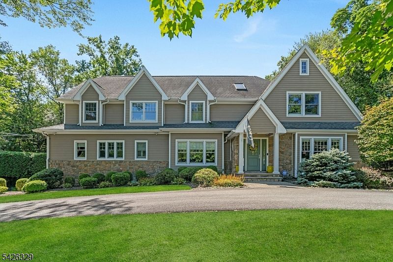1st image of 7 Deerhill Dr