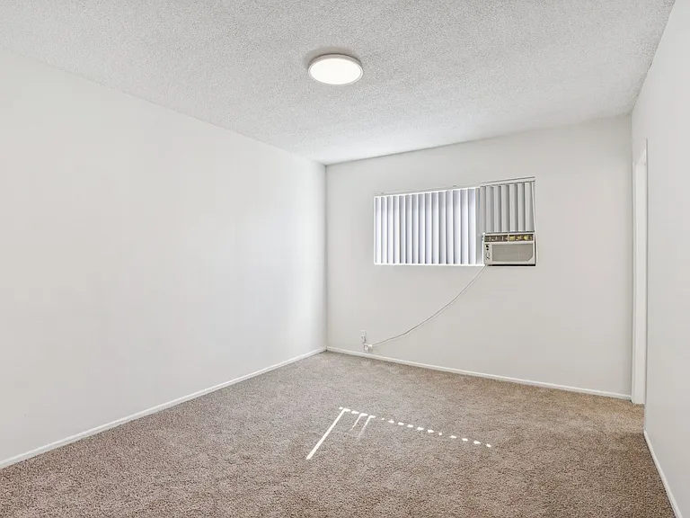 Anaheim Place — Photo 28