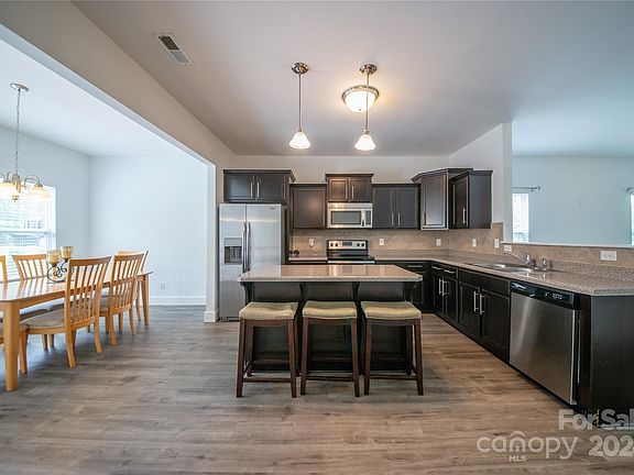 5th image of 2129 Lake Vista Dr