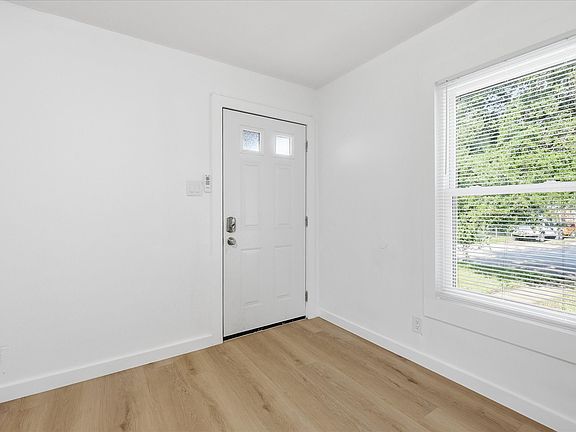 5th image of 5021 Royal Dr