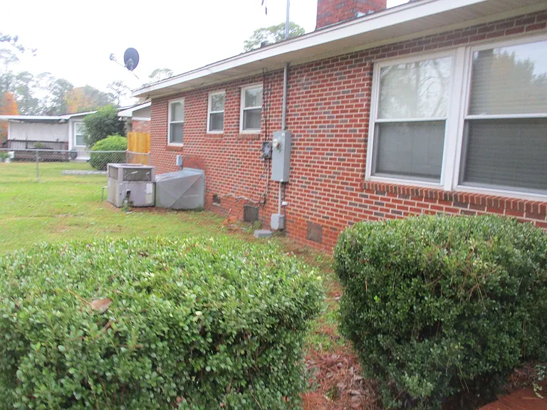 1020 Edgewater Dr — Photo 11