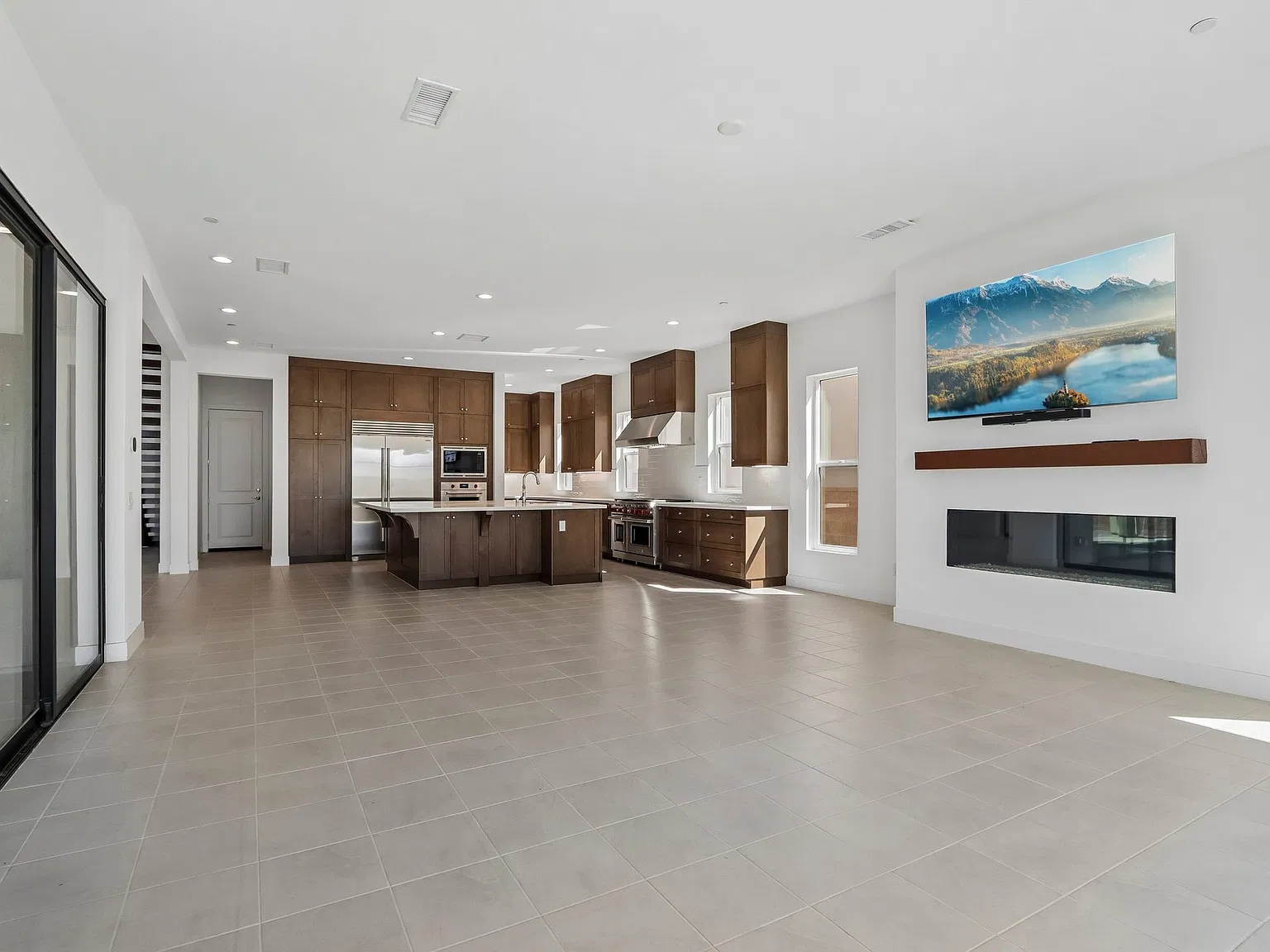 5 bed, 5754 sqft, $12,500 — Photo 4