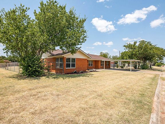 3rd image of 301 N Pecan St