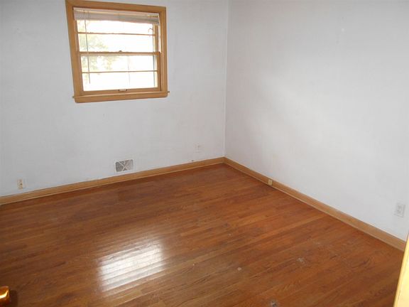 3rd image of 1004 Mayfair Ct