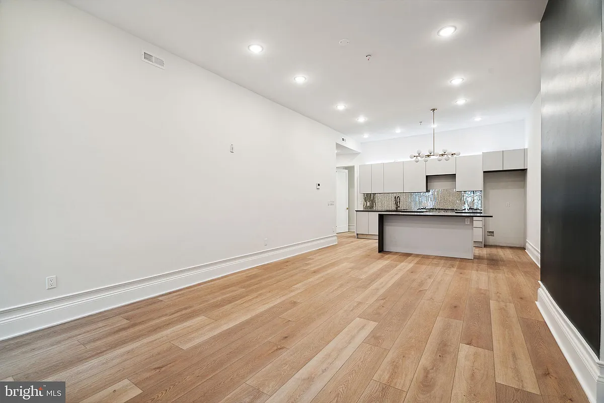 Building Photo - 1822 Chestnut St #3F