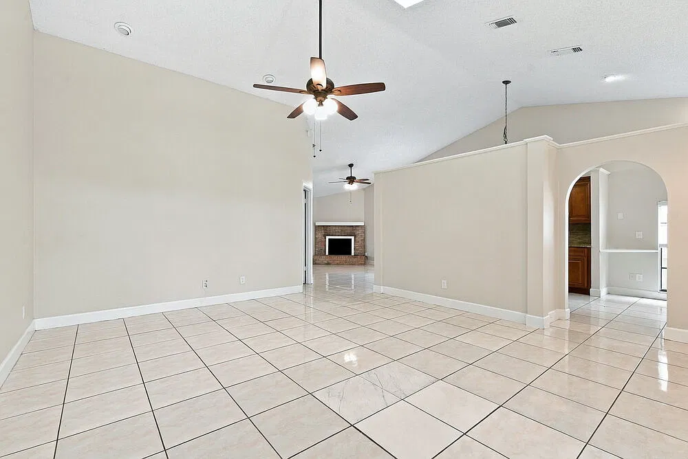 3 bed, 2.0 bath, 1625 sqft, $2,565 — Photo 3