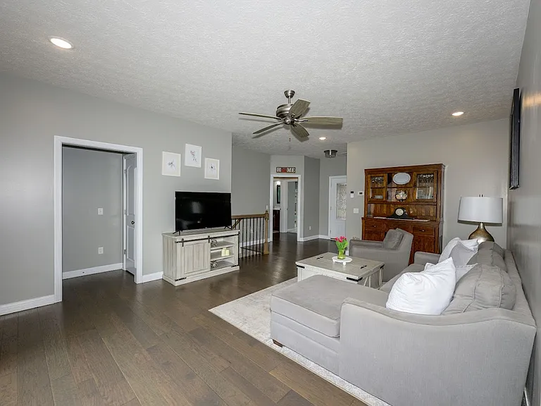 236 Butterfield Dr — Photo 2