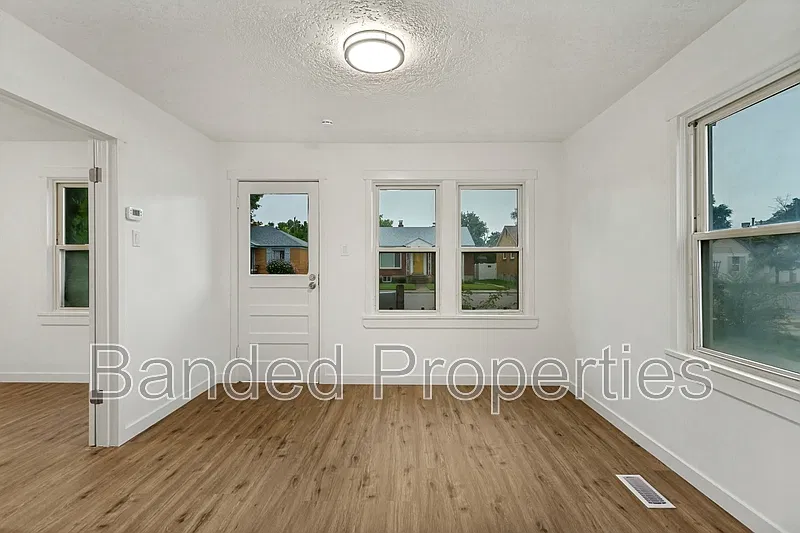 3 bed, 1.0 bath, 950 sqft, $1,895 — Photo 1