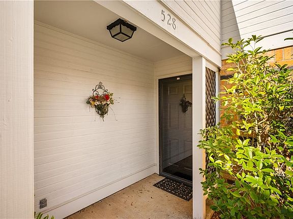 2nd image of 528 Oakland Dr