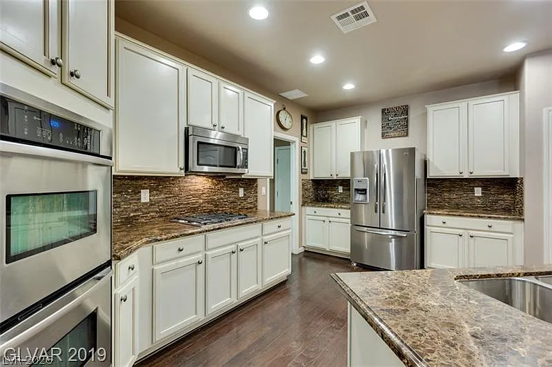 4 bed, 2.5 bath, 2566 sqft, $3,100 — Photo 2
