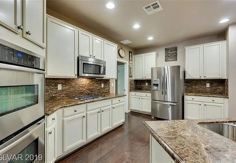 1077 Hickory Park St — Photo 2