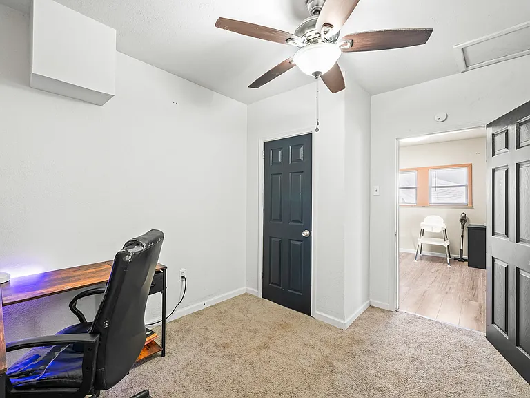 435 W Lynn St — Photo 17