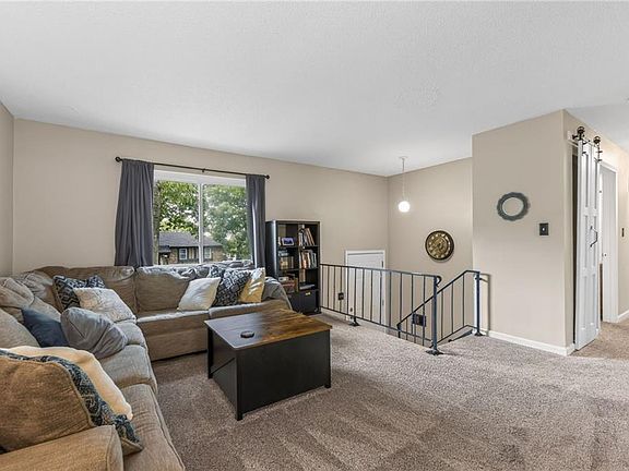 4th image of 1100 NW Canterbury Rd
