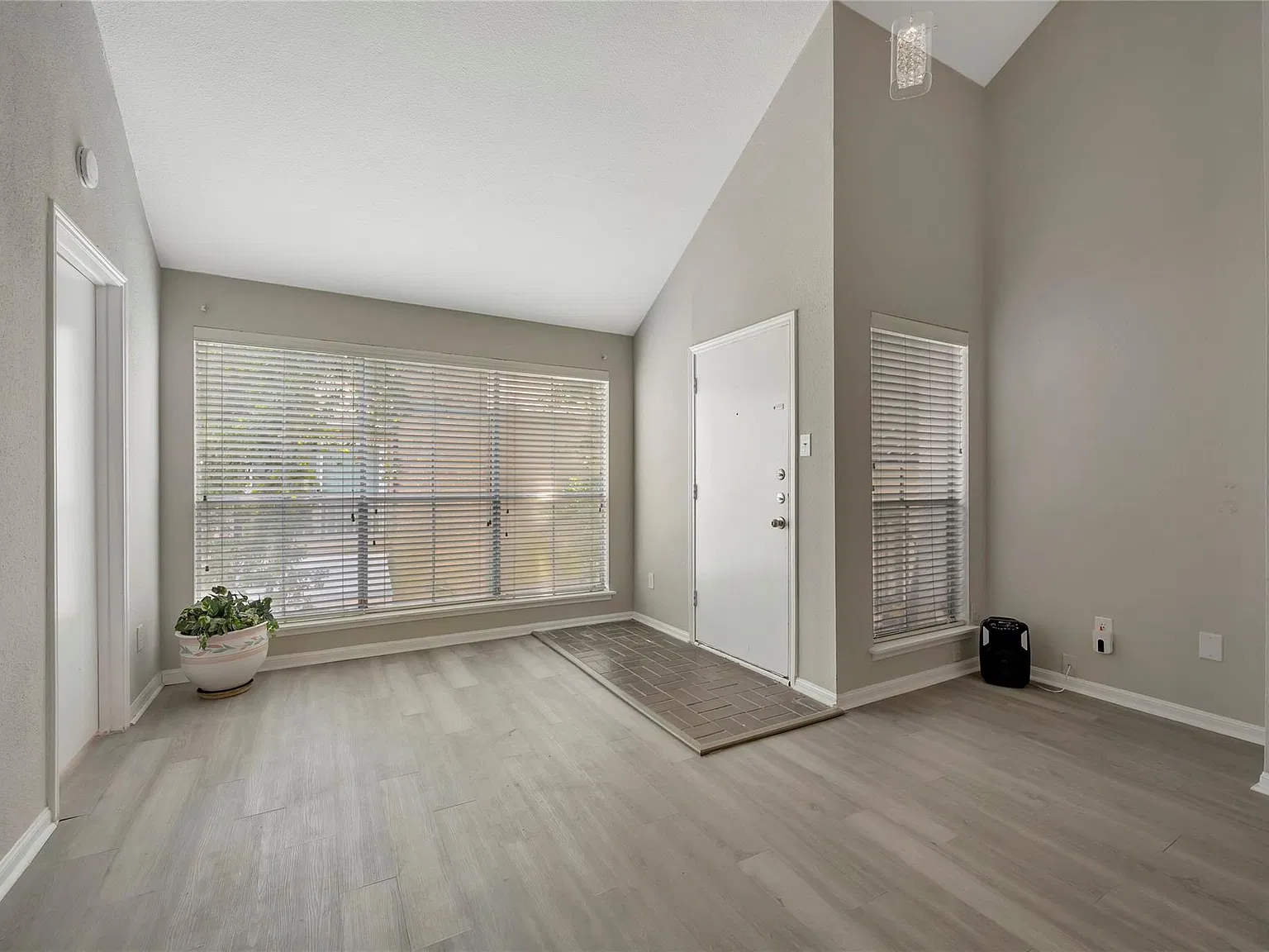 3 bed, 2.0 bath, 1380 sqft, $1,850 — Photo 4