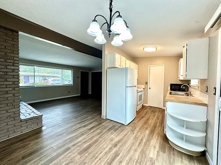 9455 SW Commercial St #9455 — Photo 5