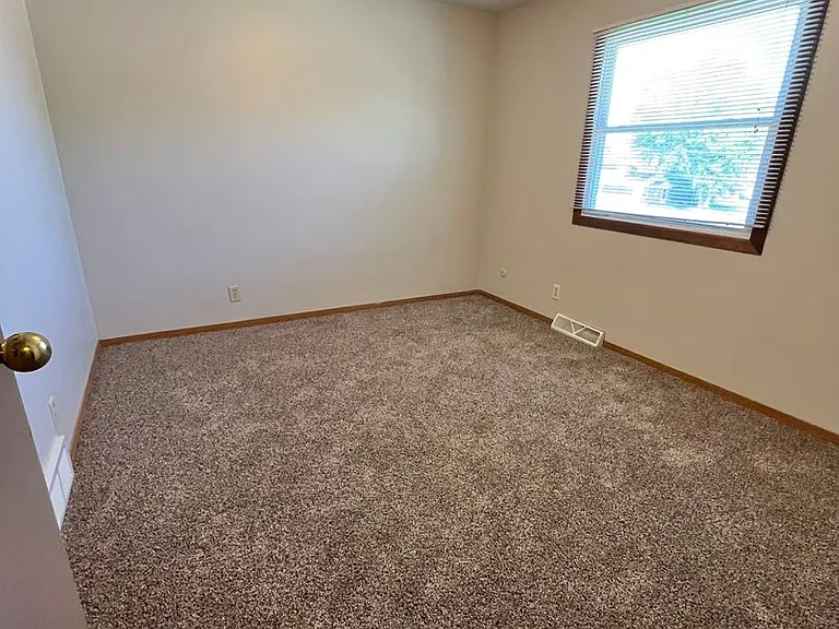 3804 S Hawthorne Ave — Photo 12