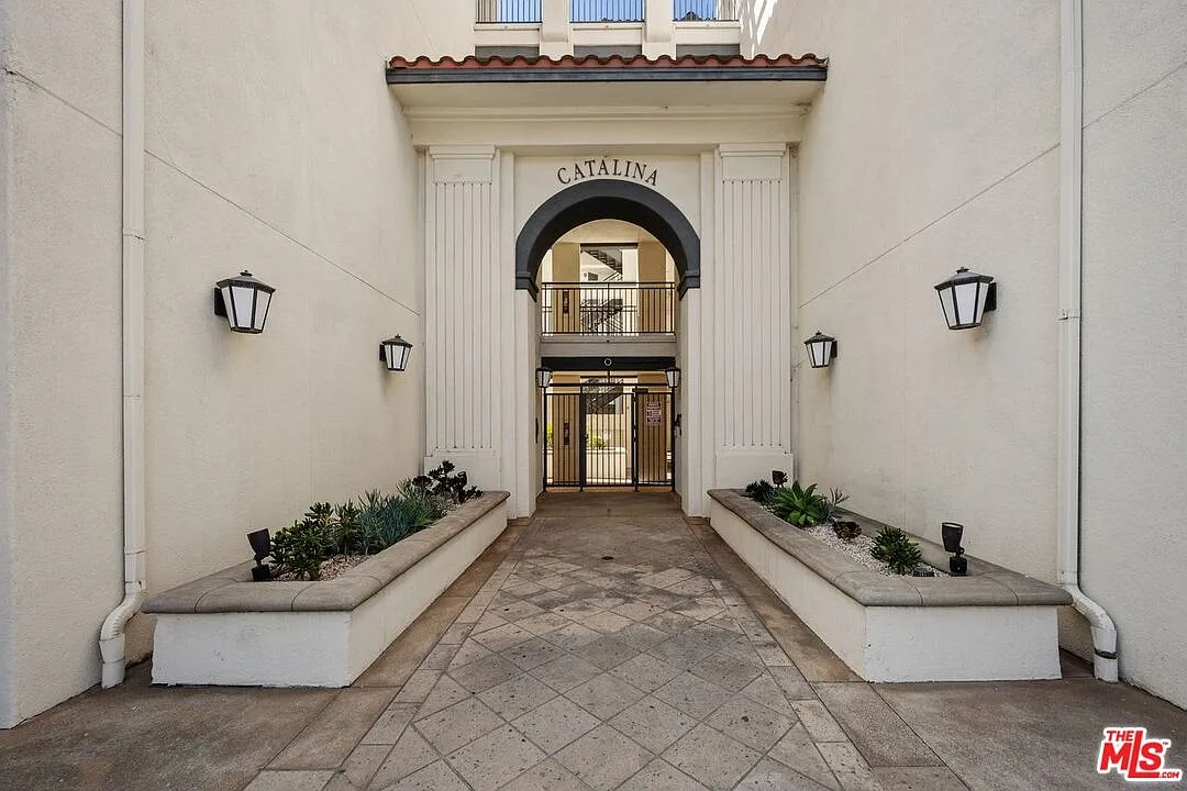 2 bed, 2.0 bath, 994 sqft, $4,500 — Photo 3