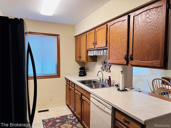 3rd image of 588 Oakbrook Cir