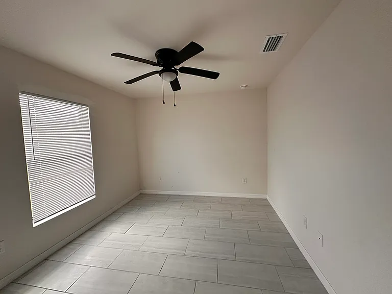1820 SE 8th St — Photo 5