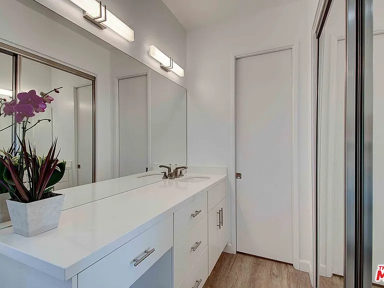 2324 S Beverly Glen Blvd #201 — Photo 17
