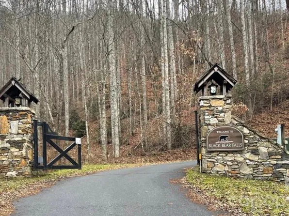 103 One Feather Rd, Whittier, NC 28789