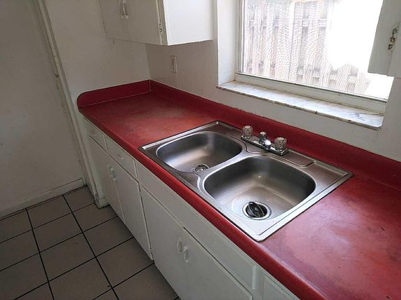 3rd image of 640 NE 4th Ave APT 5