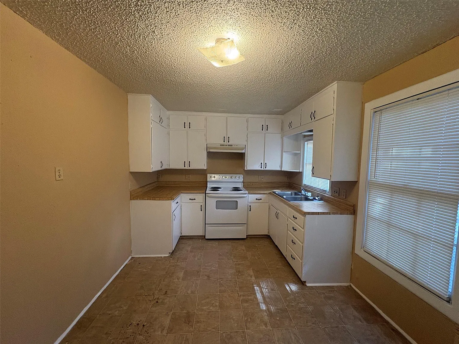 1 bed, 1.0 bath, 576 sqft, $850 — Photo 2