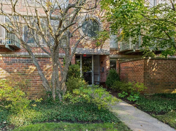 7030 Arbor Ln Unit 102, Northfield, IL 60093