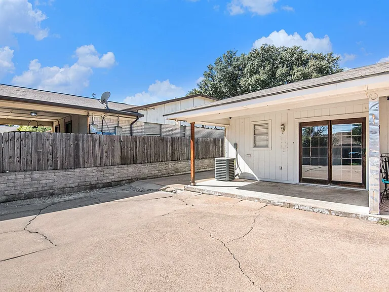 6915 W Cleburne Rd — Photo 23