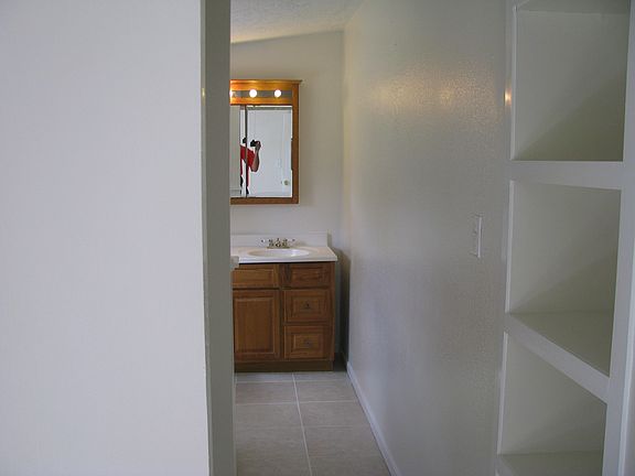 4th image of 15945 Larsen Ave