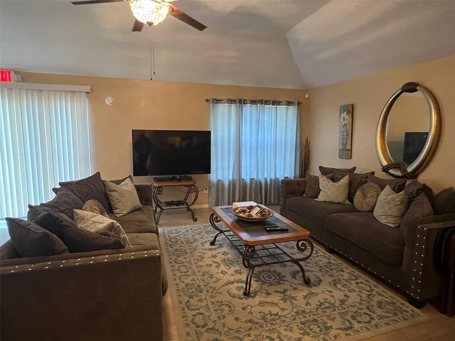 3 bed, 2.0 bath, 1704 sqft, $3,000 — Photo 3