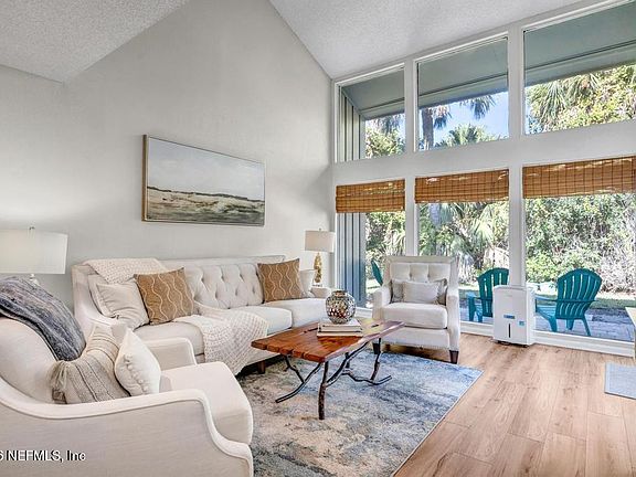3rd image of 10025 SAWGRASS Drive E
