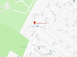 5 Meadow View Ct, Leonia, NJ 07605