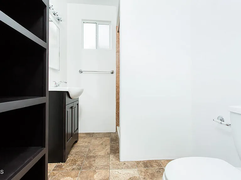 447 James St — Photo 13