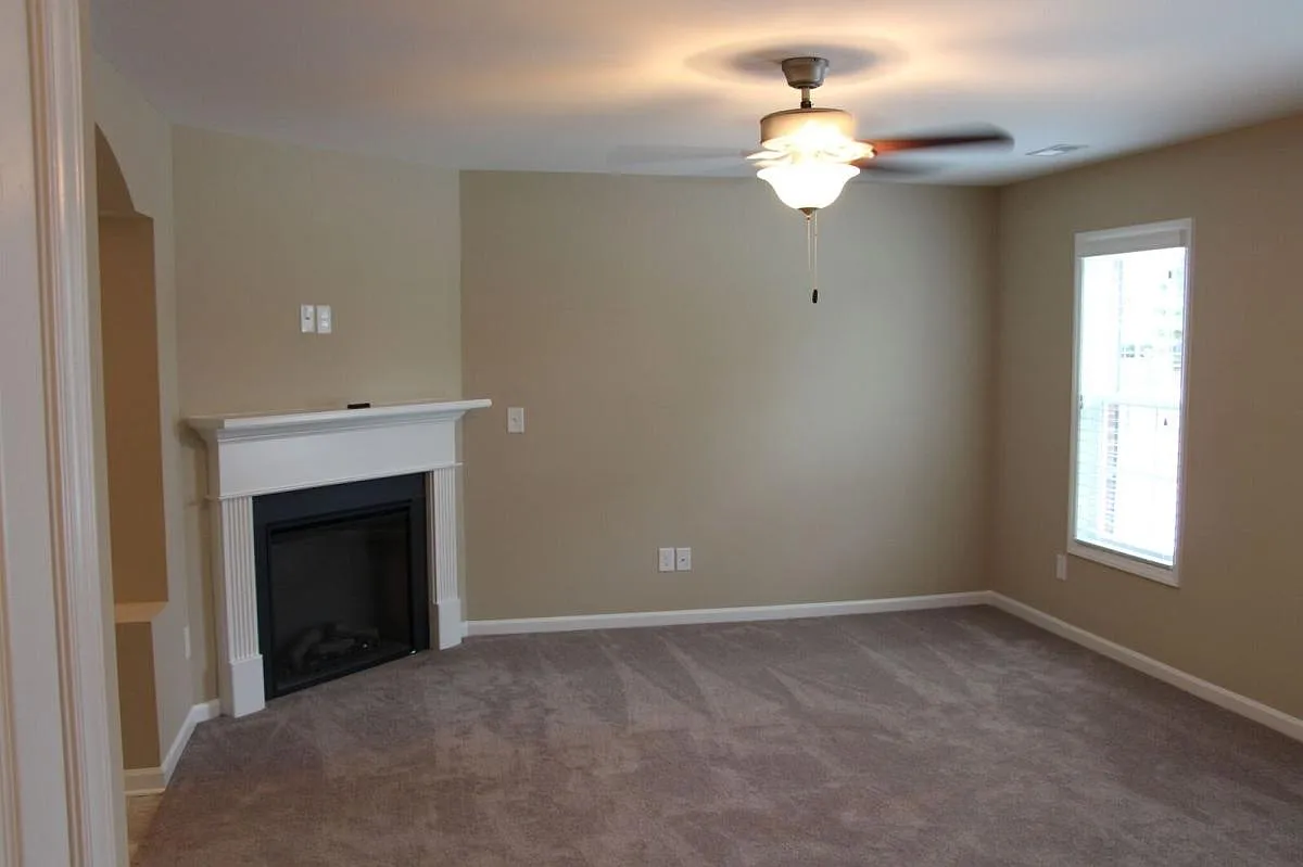 3 bed, 2.5 bath, 2250 sqft, $1,470 — Photo 2