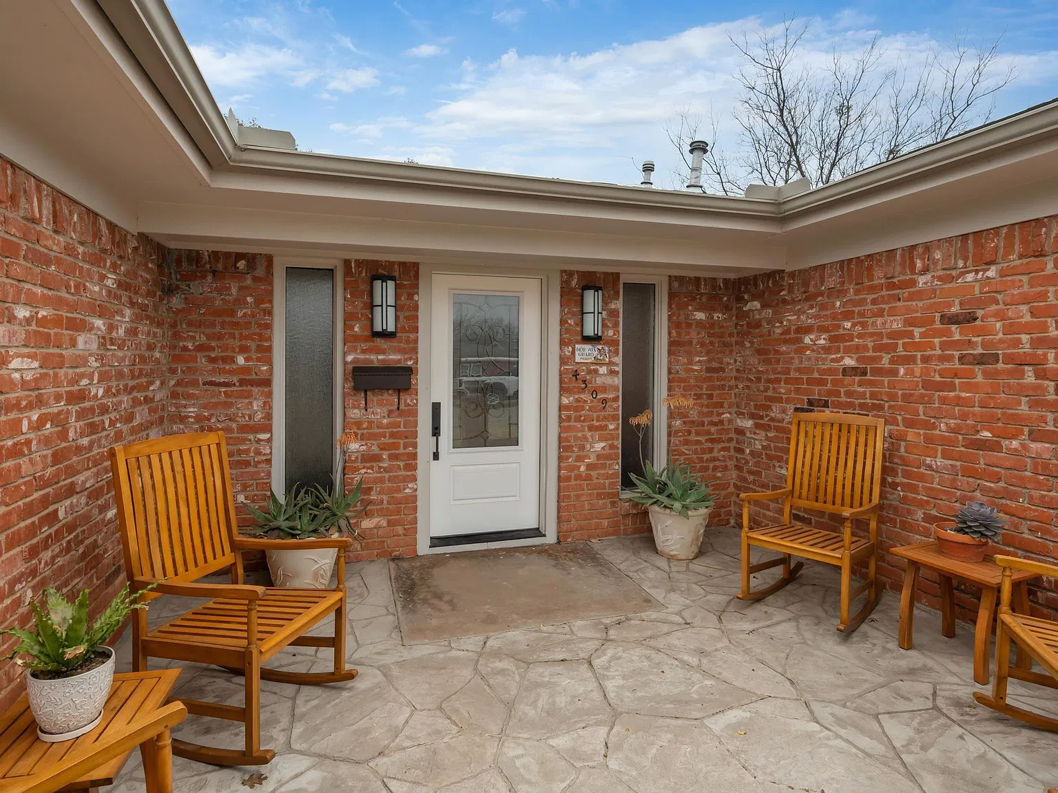 3 bed, 2.0 bath, 2358 sqft, $2,500 — Photo 2